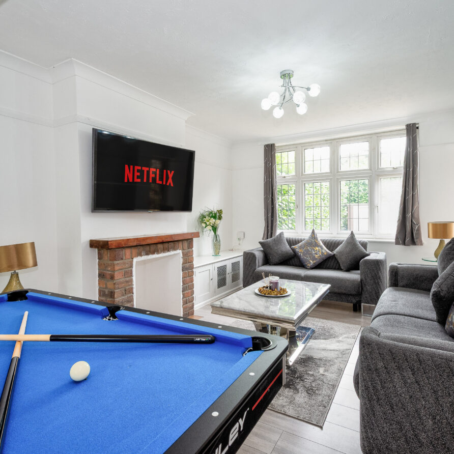 Luxury Home Sleeps 9 with Pool Table Large Garden and 3 Car Parking 9 Minute Walk to Station